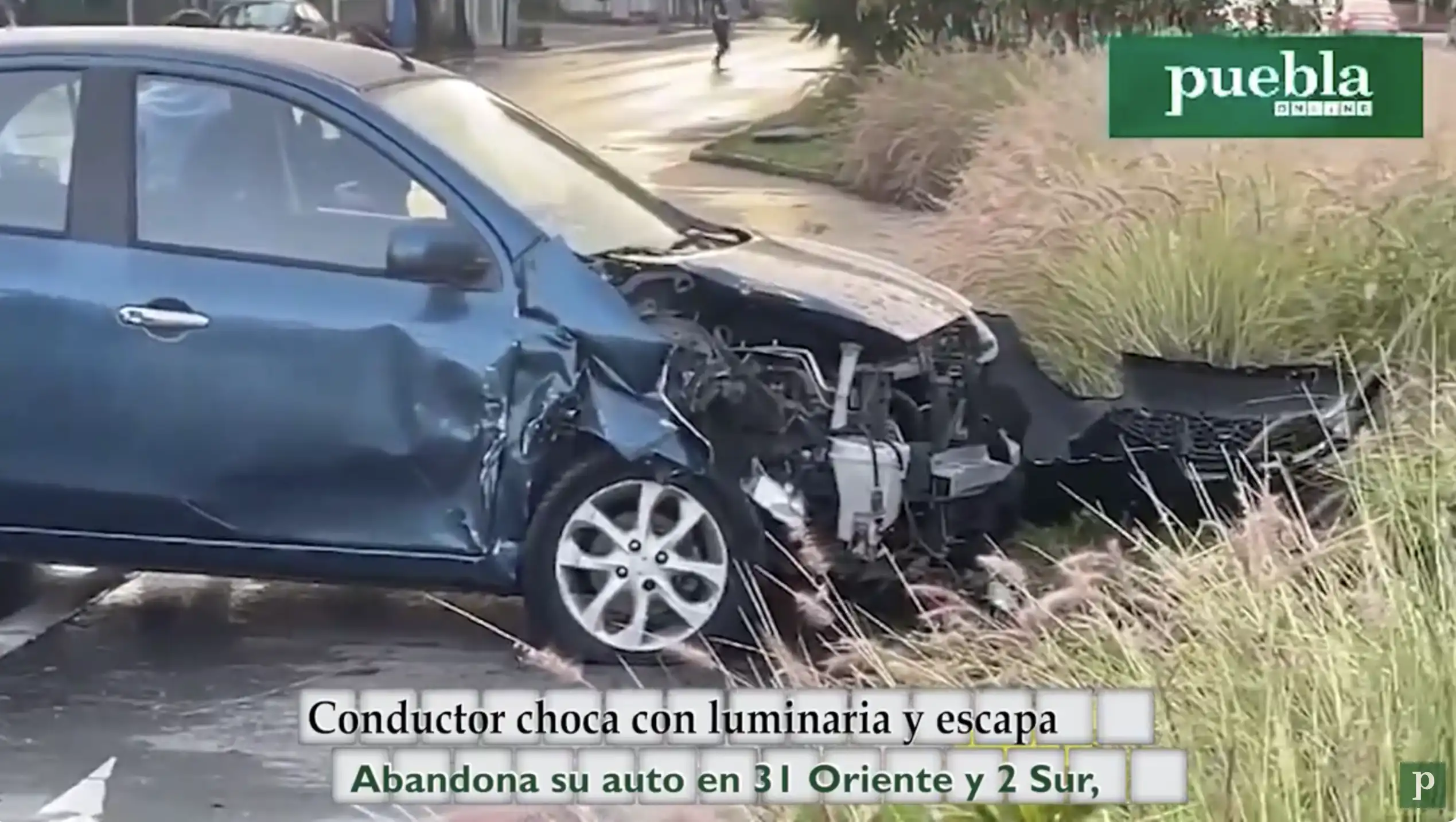 Conductor choca con luminaria y escapa abandona su auto en 31 Oriente y 2 Sur, en Puebla